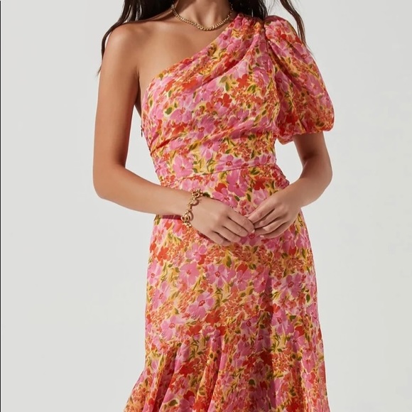 Astr Dresses & Skirts - Astr Pink Floral One-Shoulder Dress